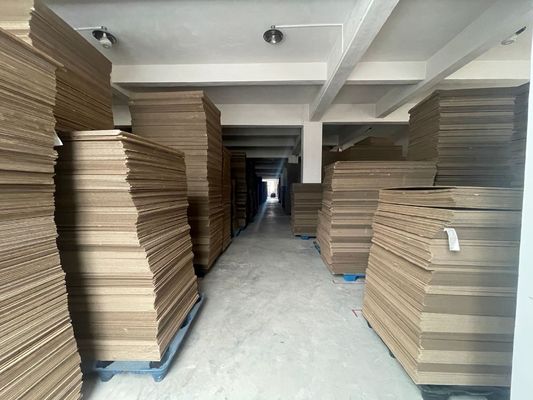 Εναίμορφα φύλλα κυματοειδούς χαρτονιού για συσκευασία